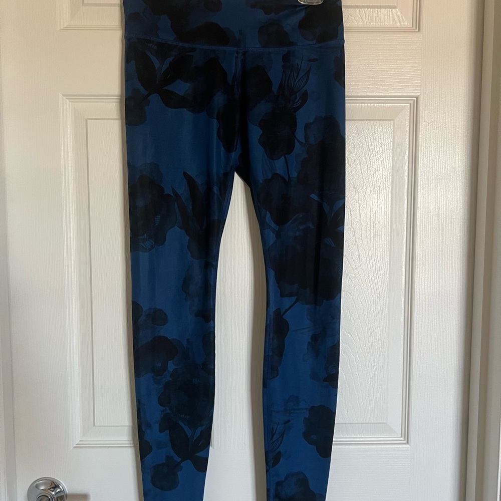 Pre-owned Lululemon Floral Patterned Blue/Black Leggings